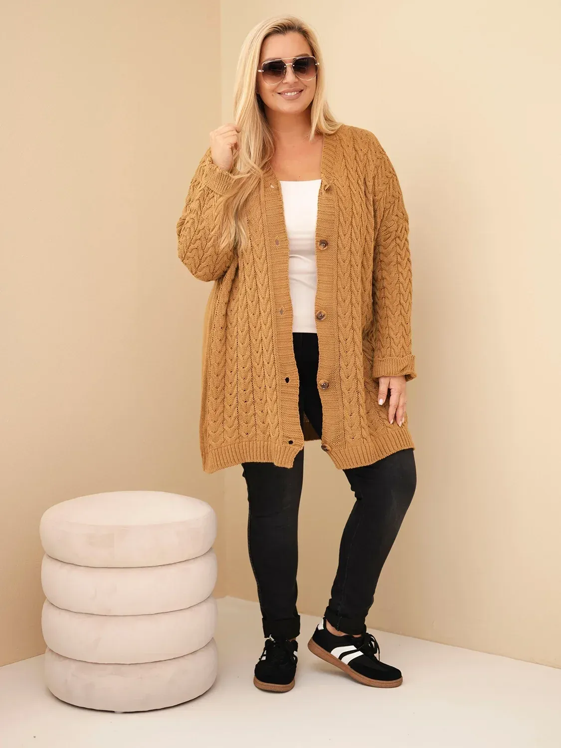 Kardigan damski Plus Size z guzikami i wzorem warkoczowym camelowy - obrazek 3