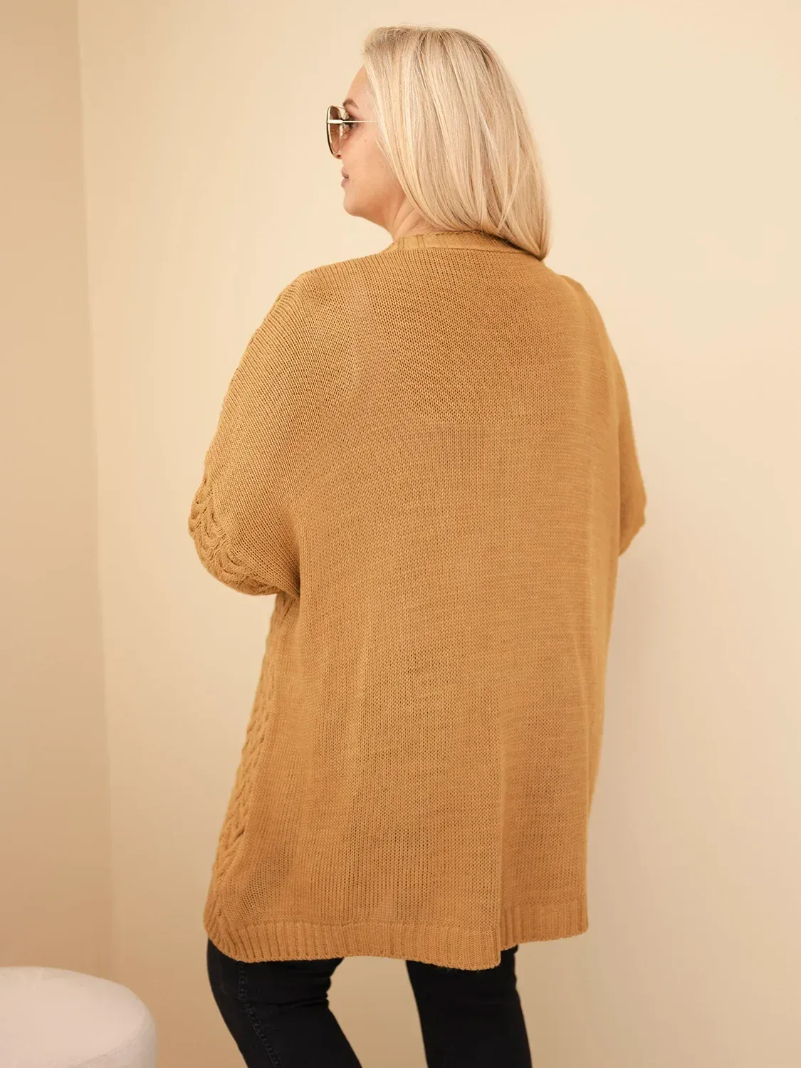 Kardigan damski Plus Size z guzikami i wzorem warkoczowym camelowy - obrazek 4