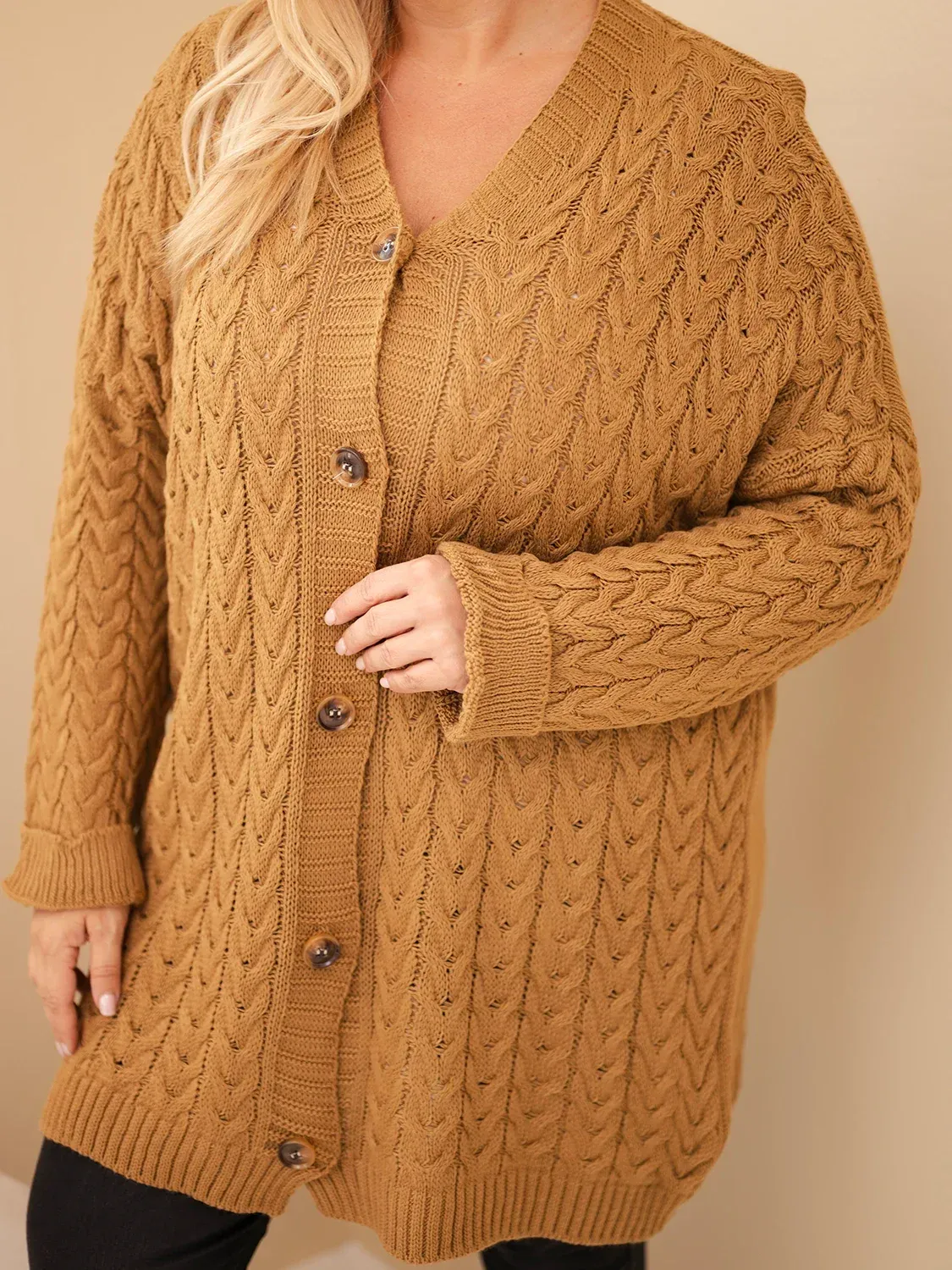 Kardigan damski Plus Size z guzikami i wzorem warkoczowym camelowy - obrazek 2