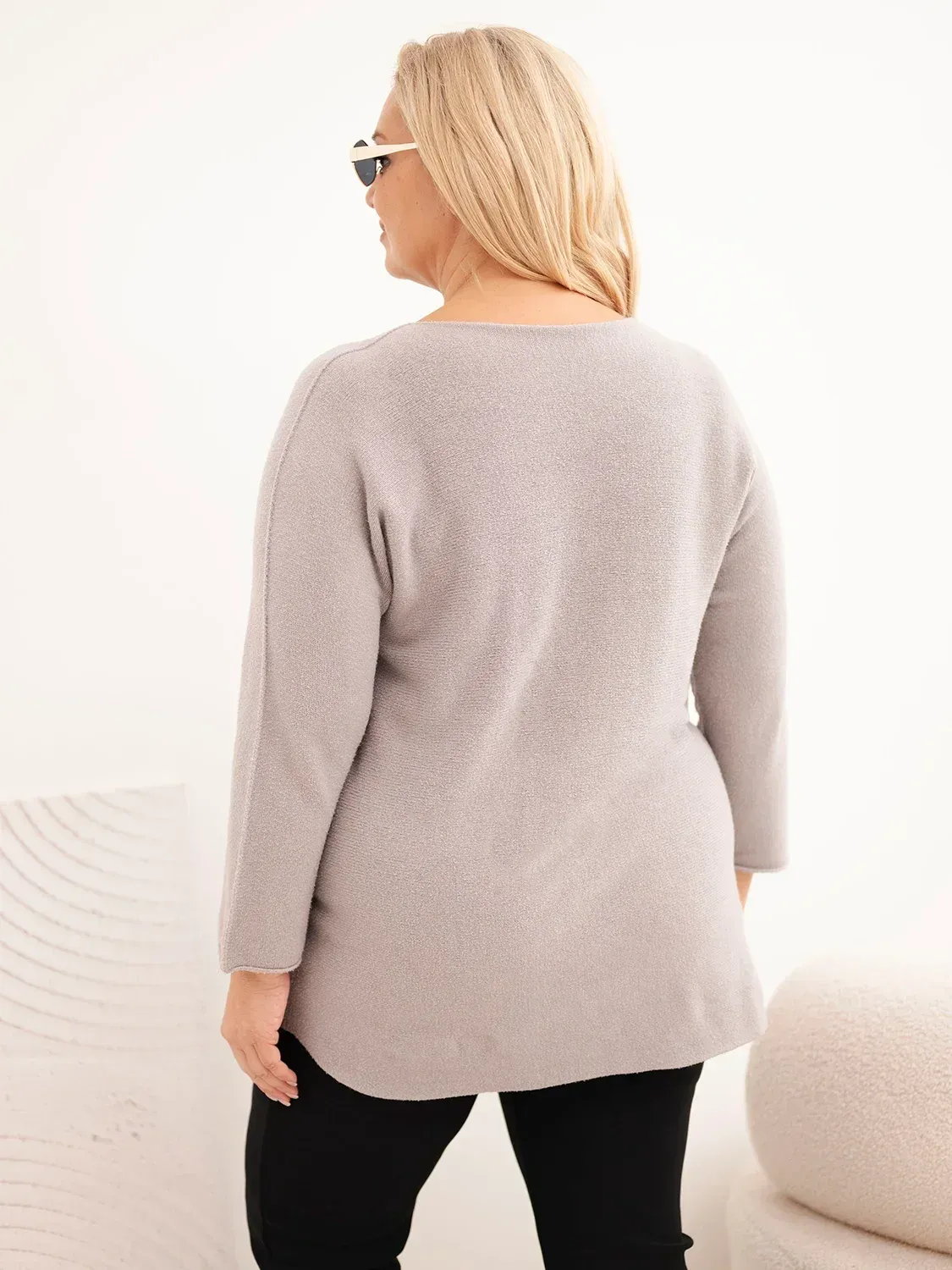 Sweter damski plus size z dekoltem łódką capuccino - obrazek 4