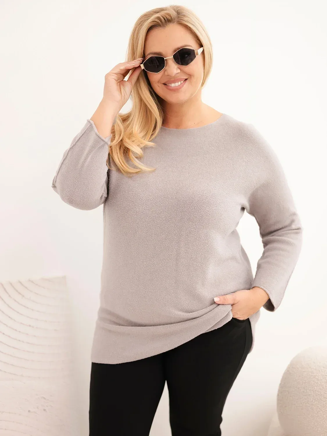 Sweter damski plus size z dekoltem łódką capuccino