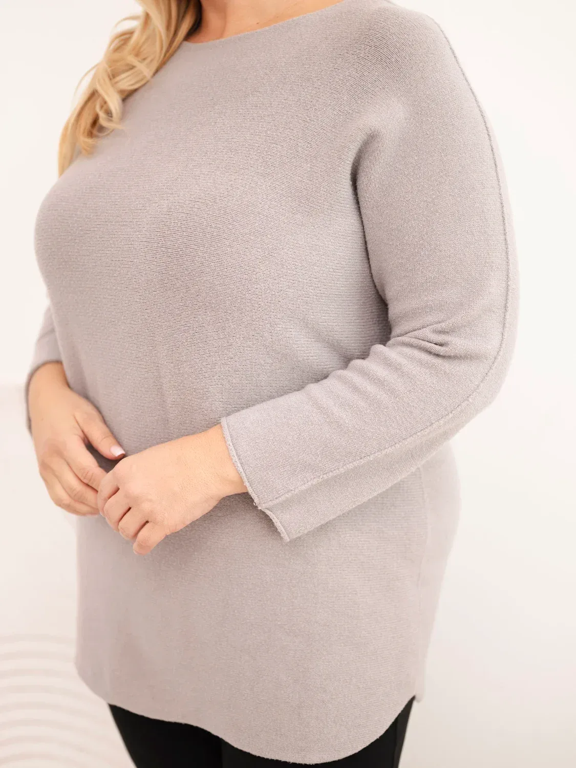 Sweter damski plus size z dekoltem łódką capuccino - obrazek 2
