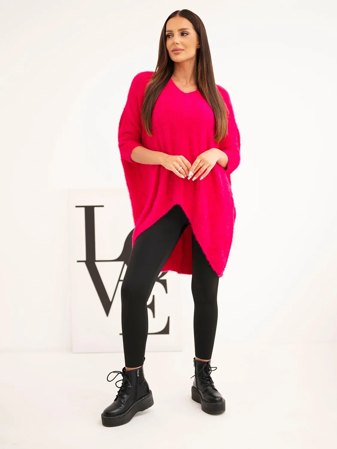 Sweter damski Plus Size z dekoltem V fuksja - obrazek 3