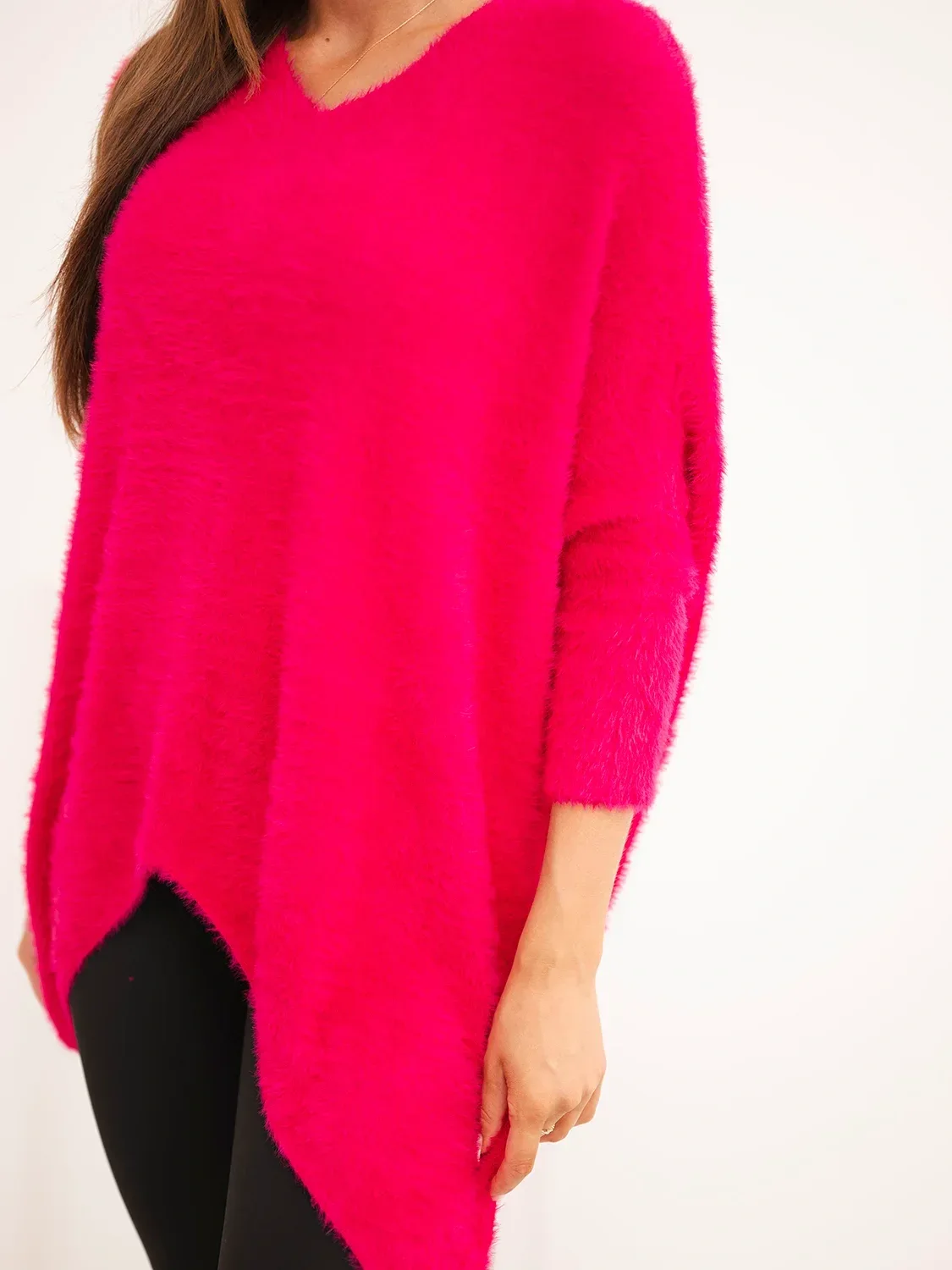 Sweter damski Plus Size z dekoltem V fuksja - obrazek 2