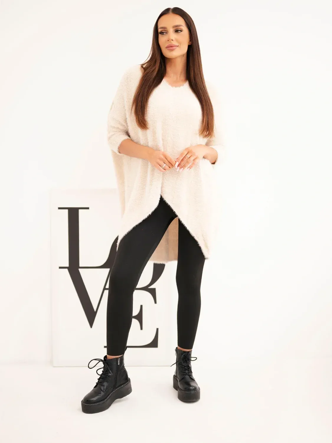 Sweter damski Plus Size z dekoltem V beżowy - obrazek 3