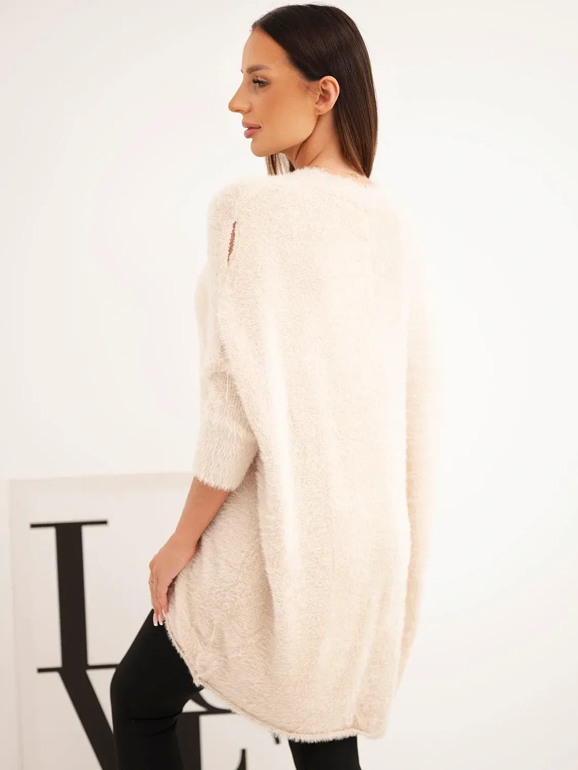 Sweter damski Plus Size z dekoltem V beżowy - obrazek 4