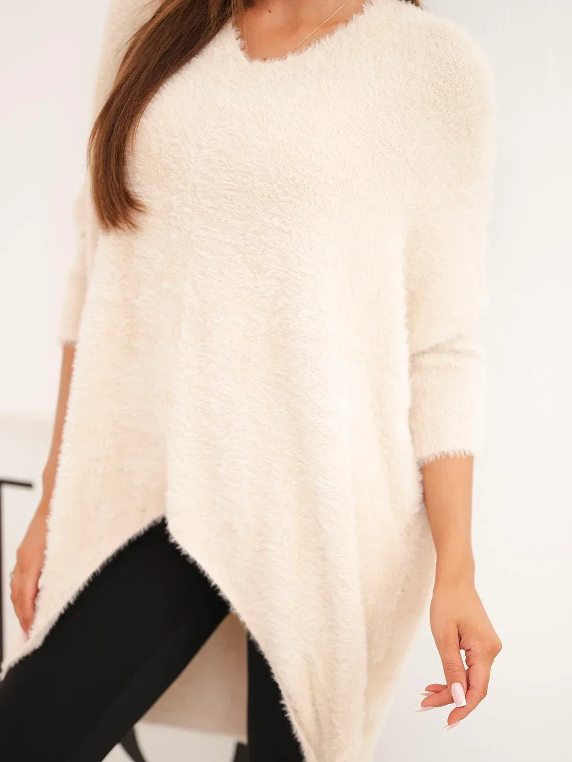 Sweter damski Plus Size z dekoltem V beżowy - obrazek 2