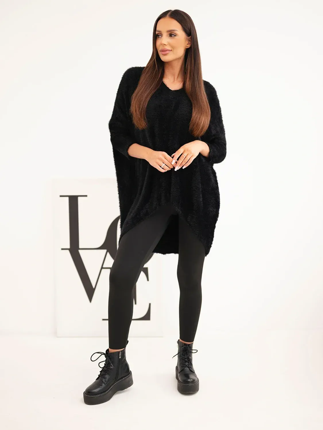 Sweter damski Plus Size z dekoltem V czarny - obrazek 3