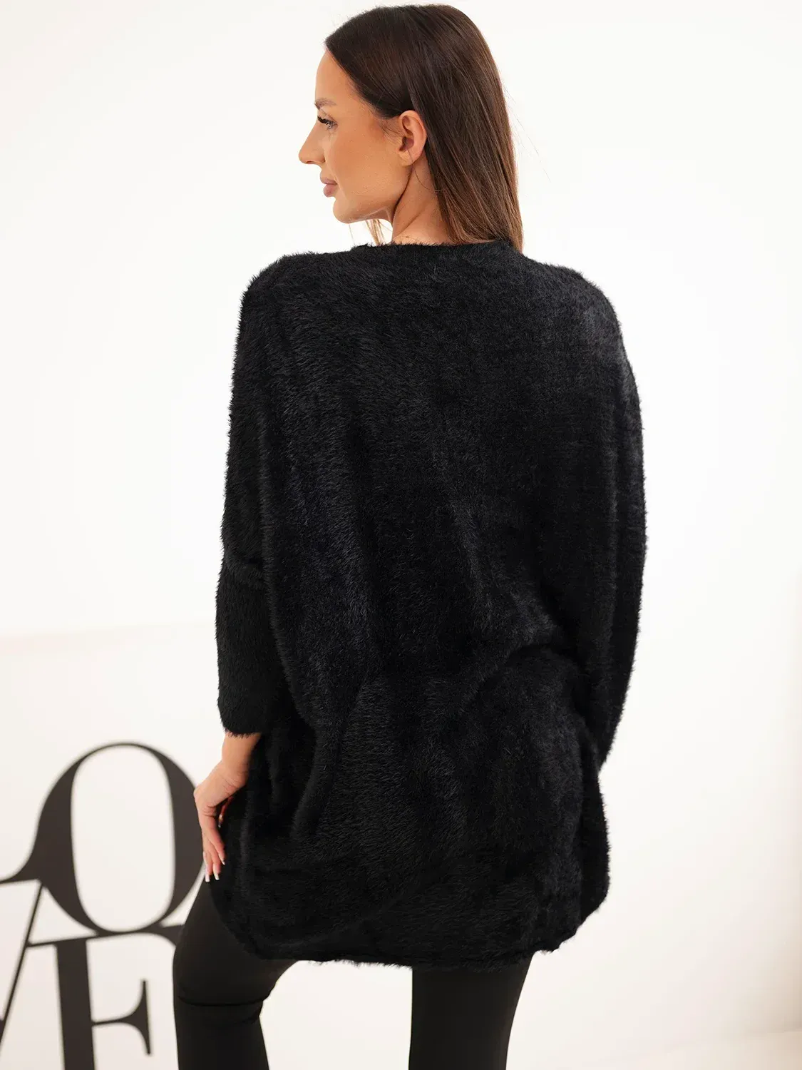 Sweter damski Plus Size z dekoltem V czarny - obrazek 4