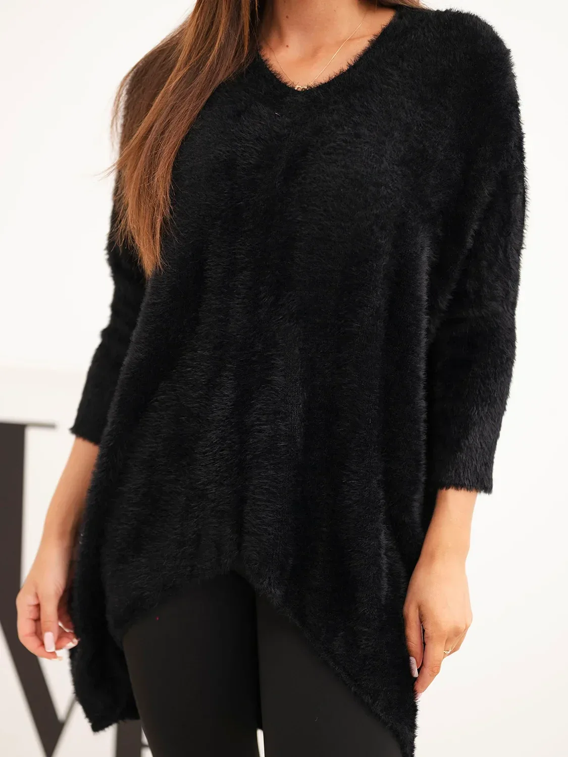 Sweter damski Plus Size z dekoltem V czarny - obrazek 2