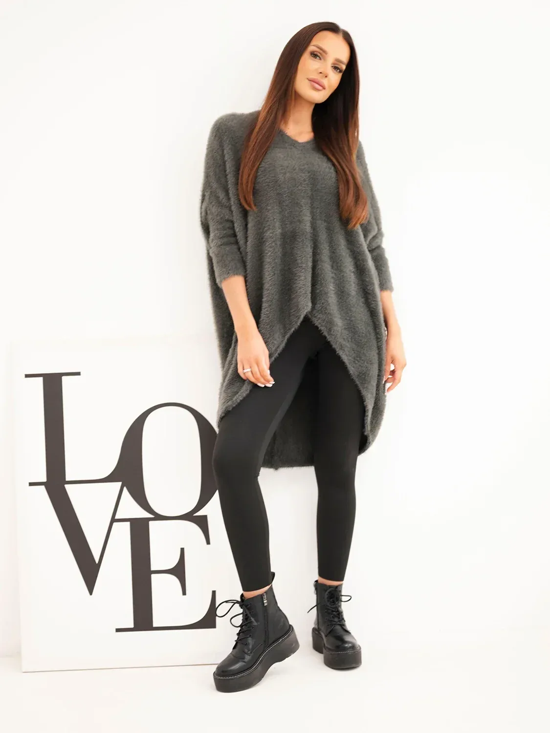 Sweter damski Plus Size z dekoltem V grafitowy - obrazek 3