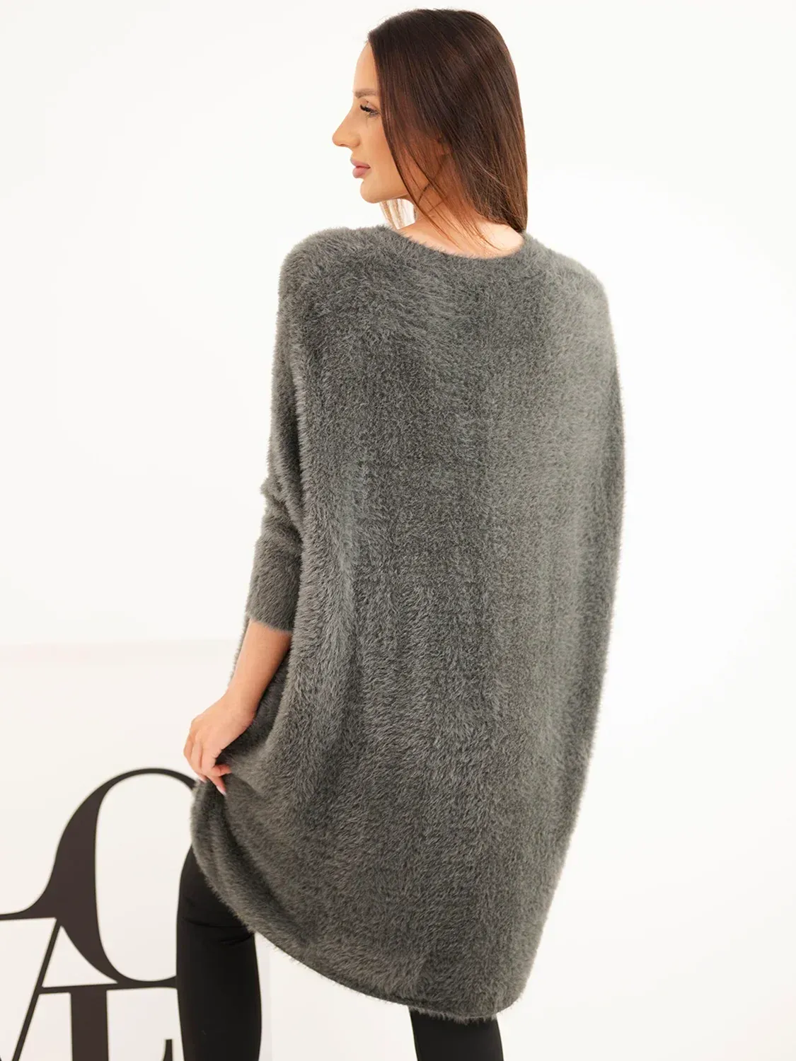 Sweter damski Plus Size z dekoltem V grafitowy - obrazek 4