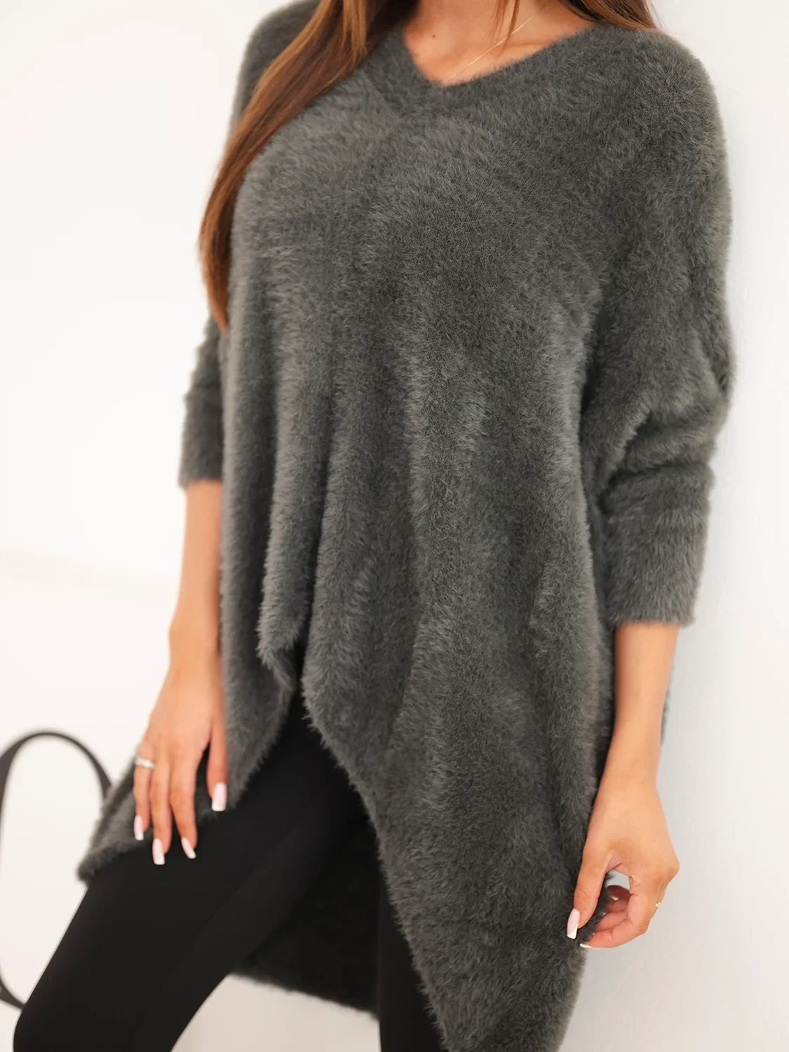 Sweter damski Plus Size z dekoltem V grafitowy - obrazek 2