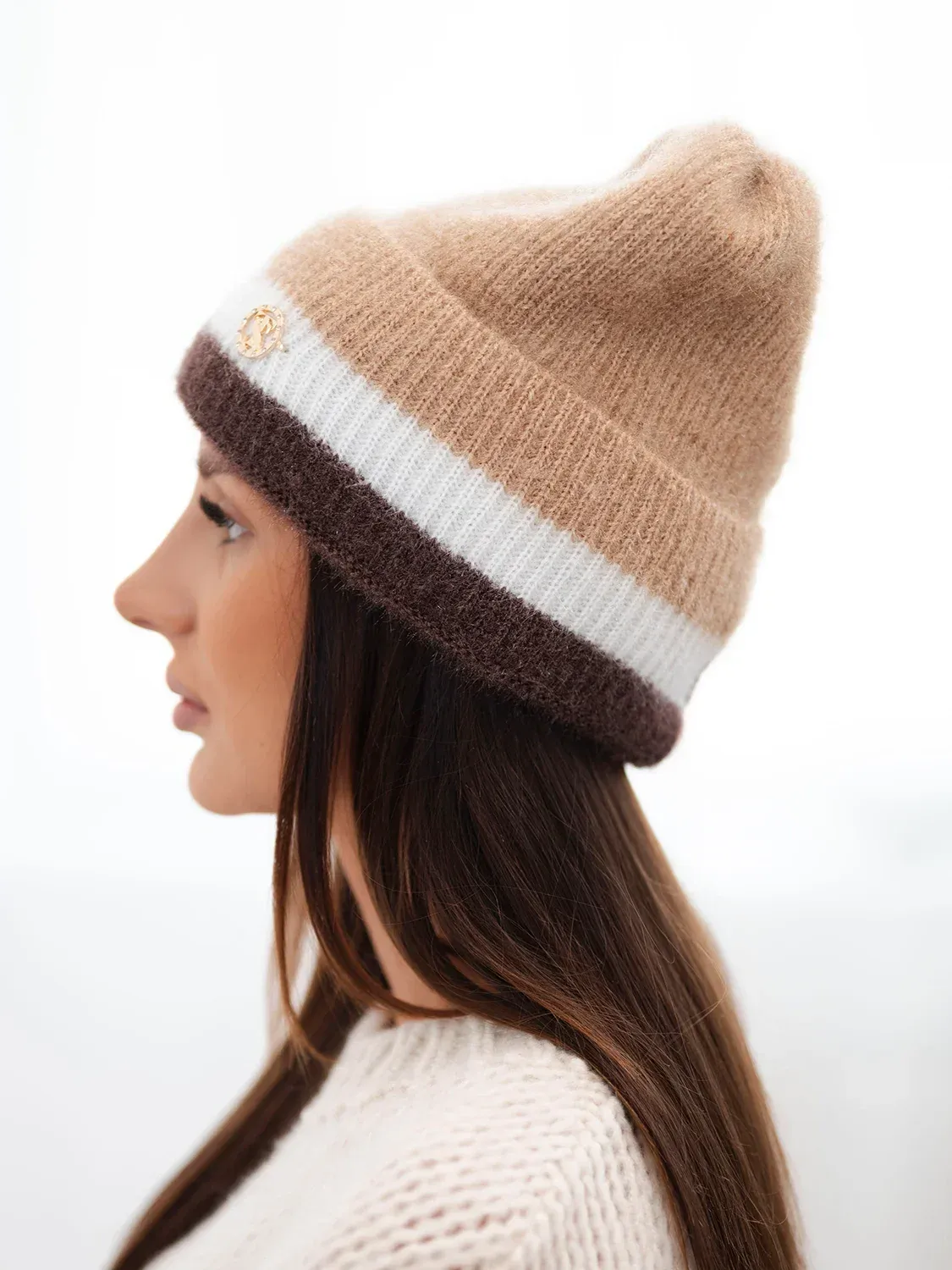 Czapka damska beanie prążkowana z ozdobą camelowa+brązowa - obrazek 3
