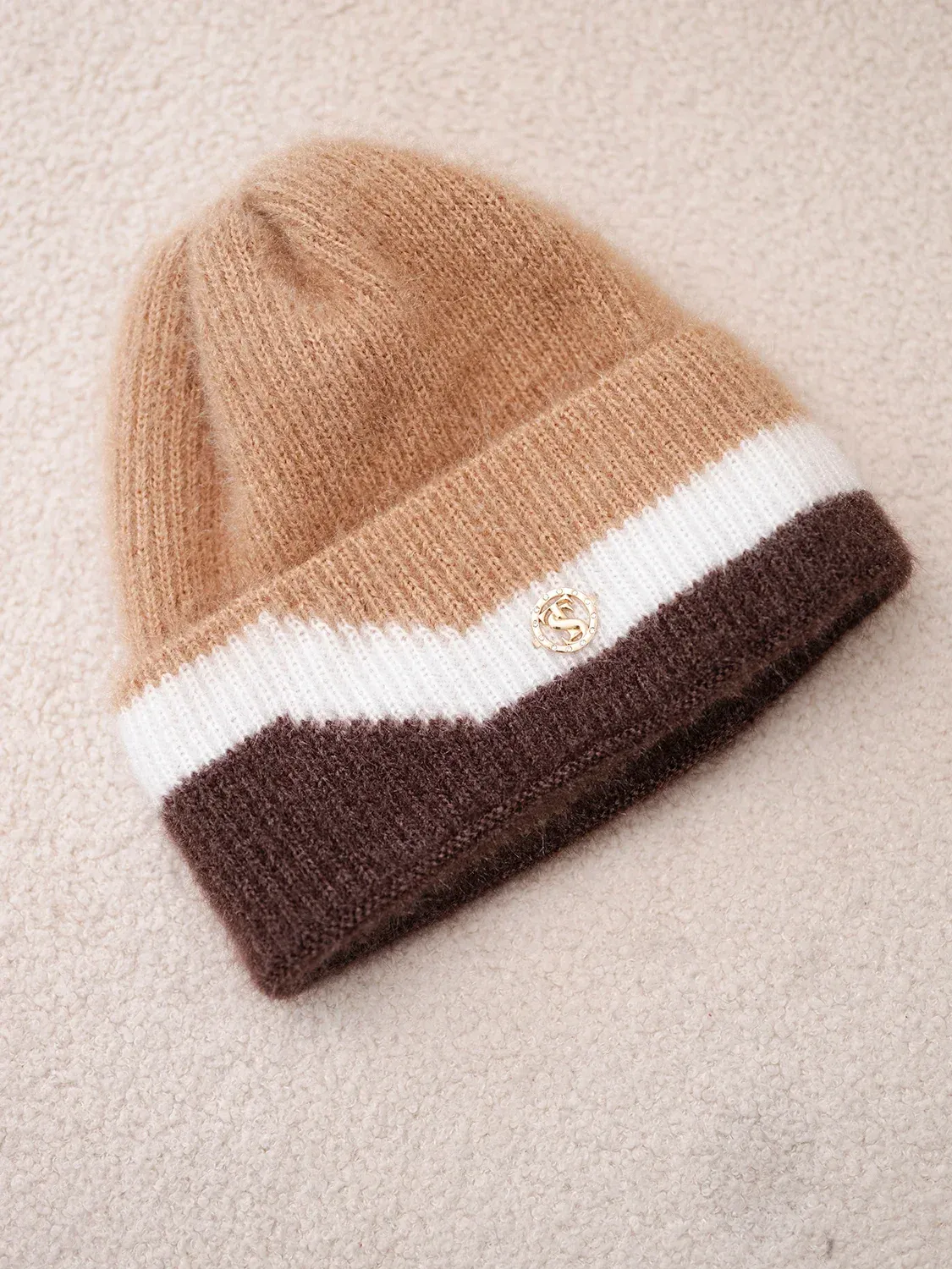 Czapka damska beanie prążkowana z ozdobą camelowa+brązowa - obrazek 2