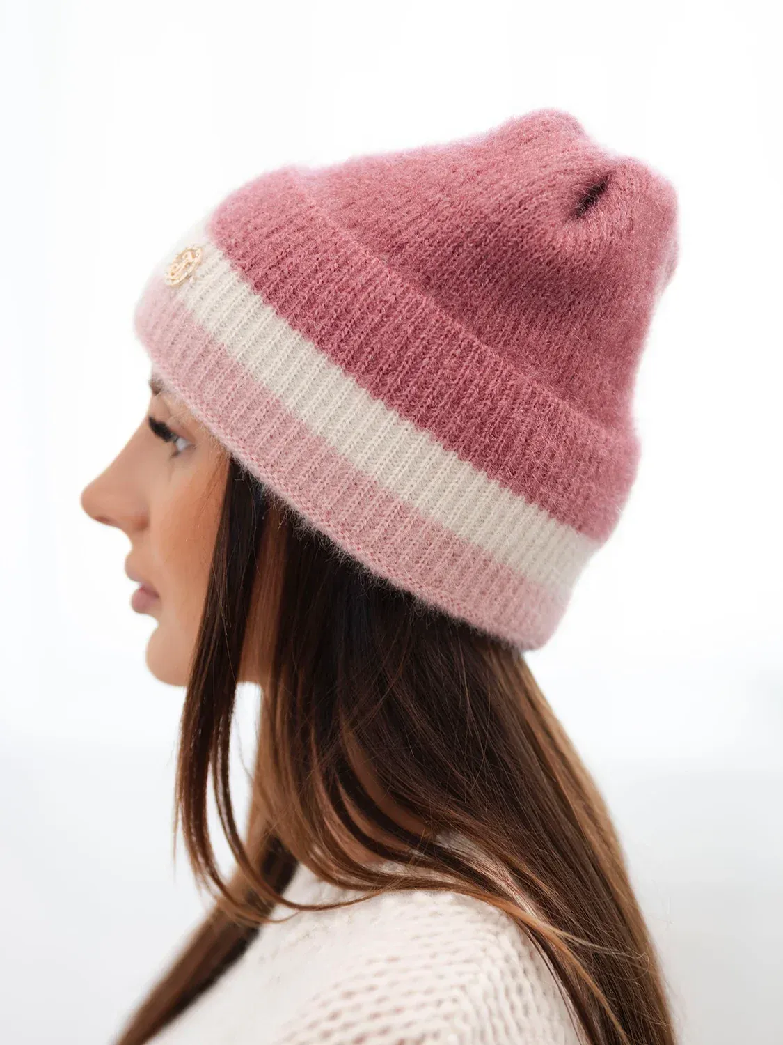 Czapka damska beanie prążkowana z ozdobą ciemnoróżowa+pudrowy róż - obrazek 3