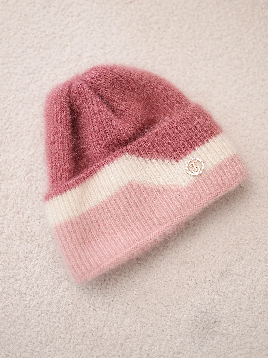 Czapka damska beanie prążkowana z ozdobą ciemnoróżowa+pudrowy róż - obrazek 2