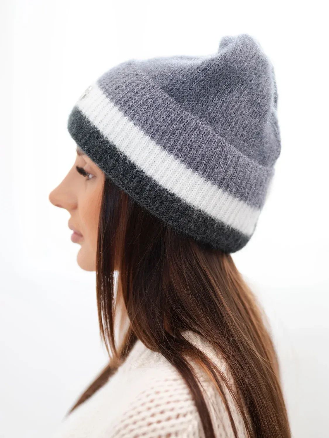 Czapka damska beanie prążkowana z ozdobą ciemnoszara+grafitowa - obrazek 3