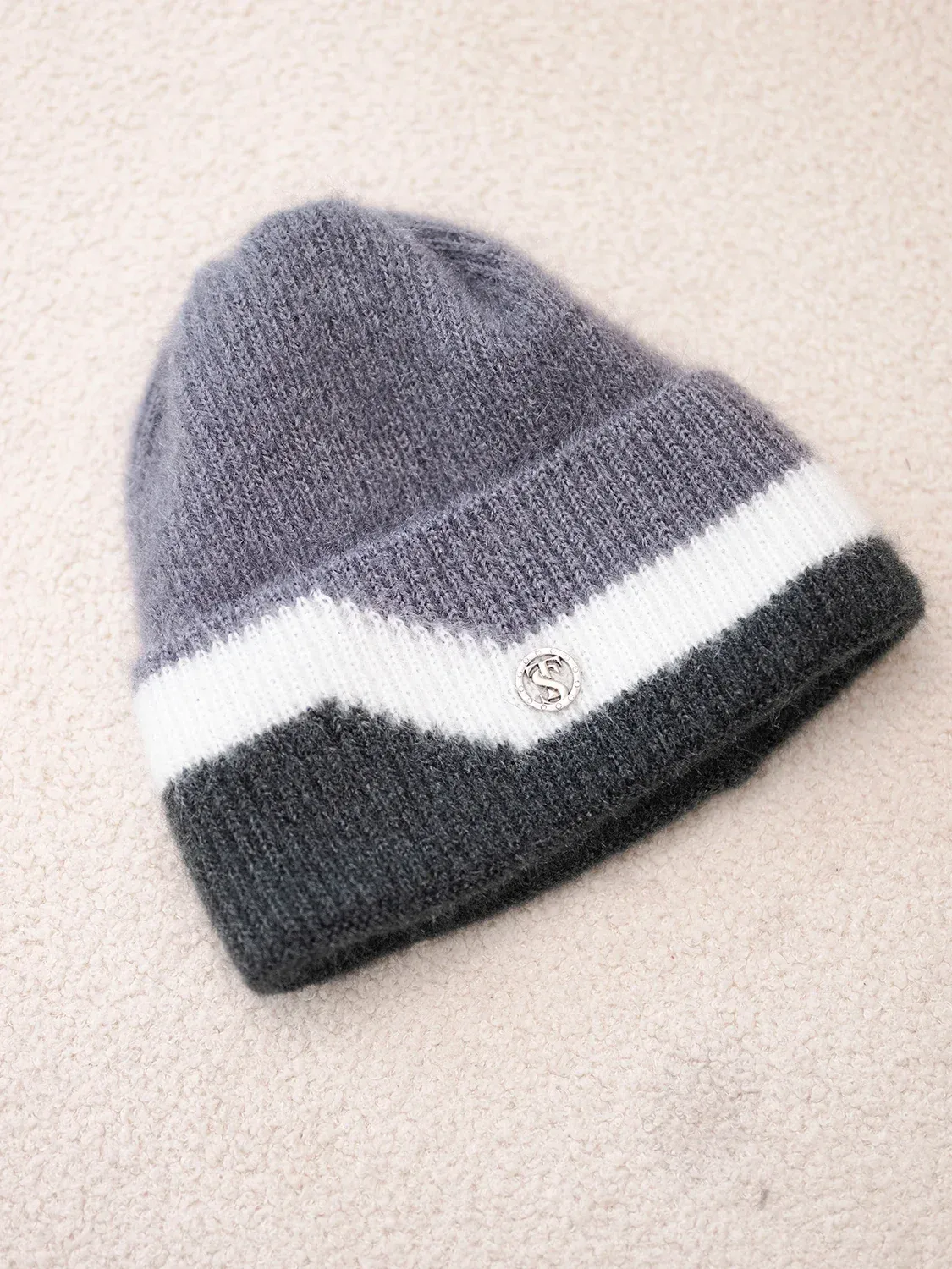 Czapka damska beanie prążkowana z ozdobą ciemnoszara+grafitowa - obrazek 2