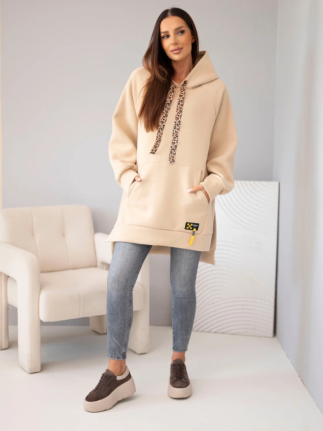 Bluza damska oversize z bawełny z kapturem i kieszenią beżowa - obrazek 3