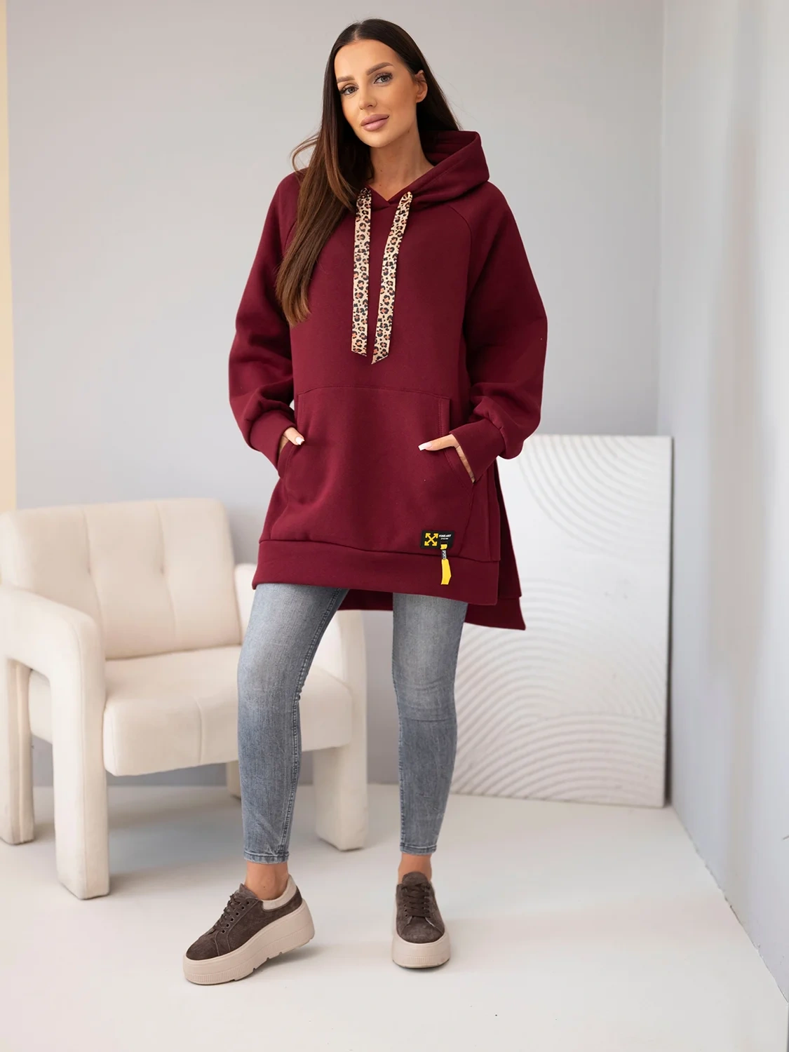 Bluza damska oversize z bawełny z kapturem i kieszenią bordowa - obrazek 3