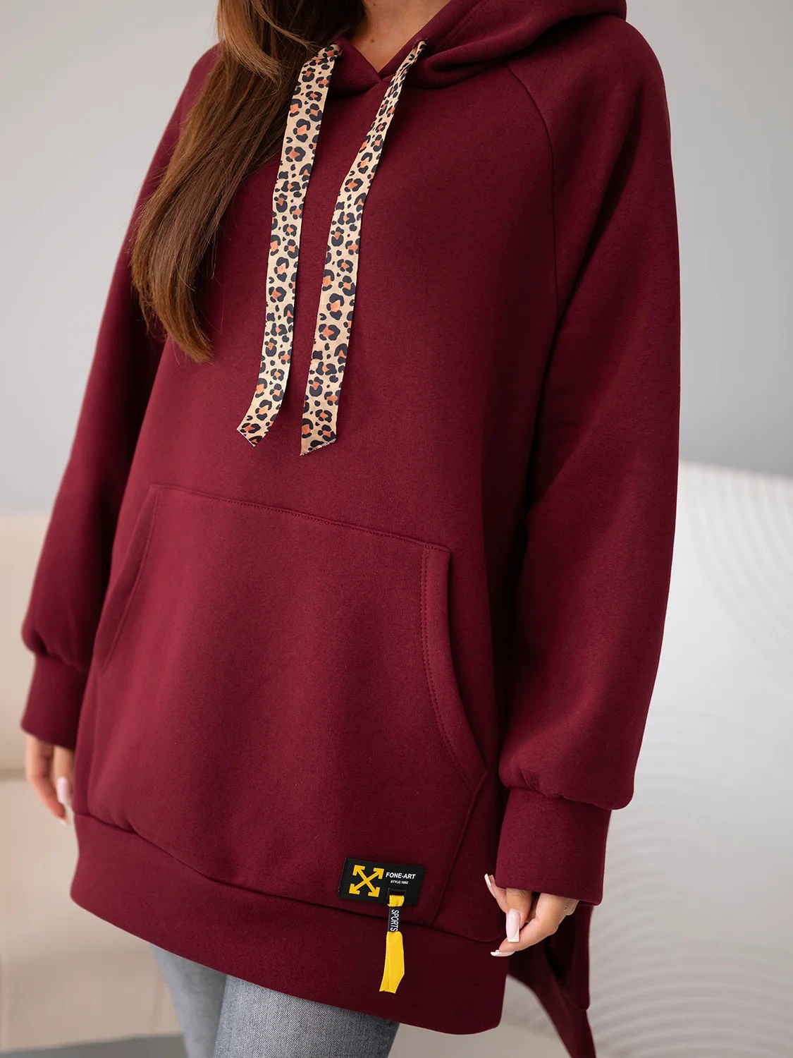 Bluza damska oversize z bawełny z kapturem i kieszenią bordowa - obrazek 2