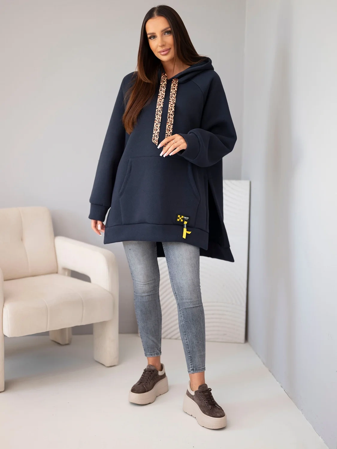 Bluza damska oversize z bawełny z kapturem i kieszenią granatowa - obrazek 3