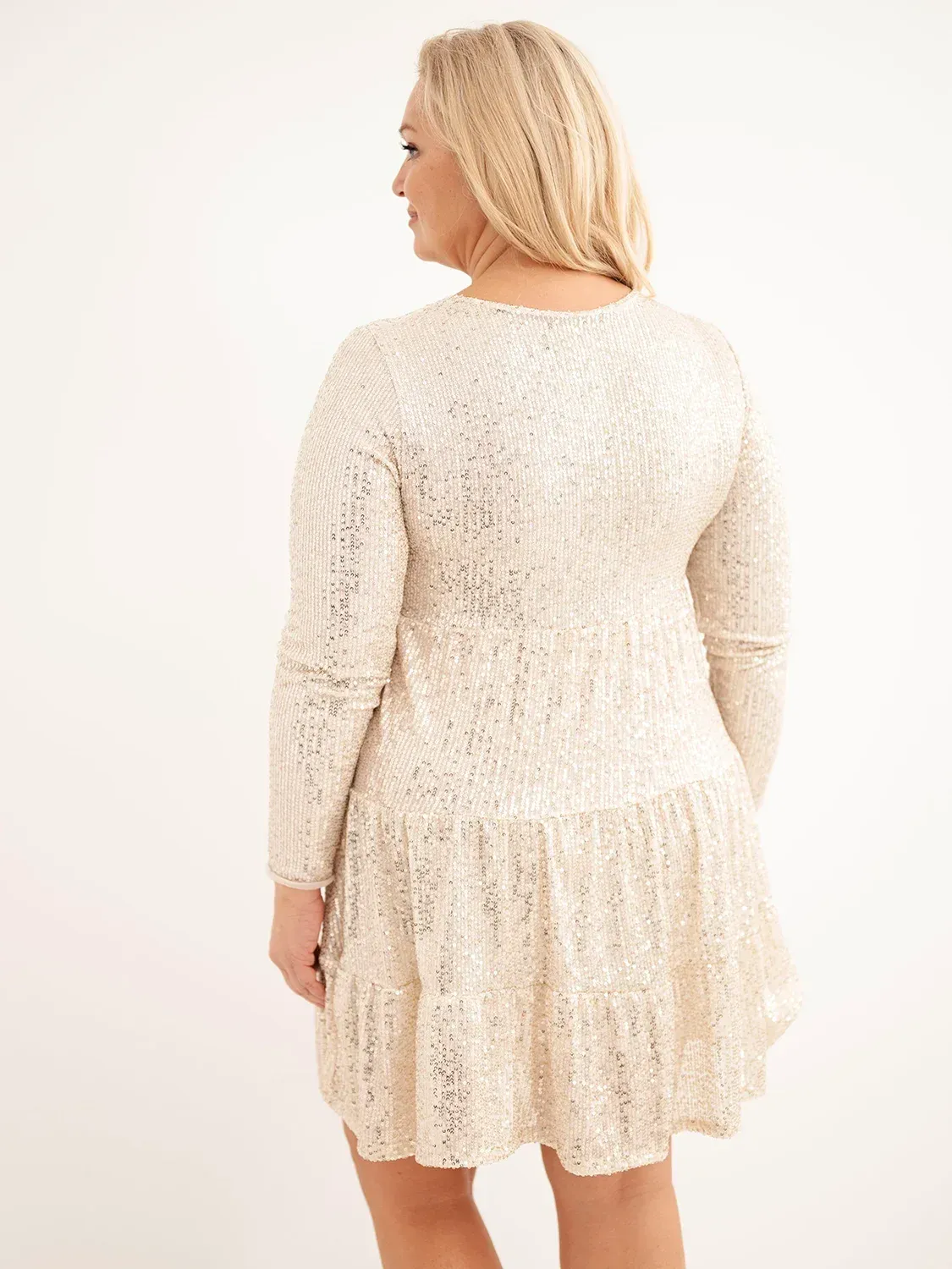 Sukienka damska Plus Size z dodatkiem wiskozy i cekinami beżowa - obrazek 3