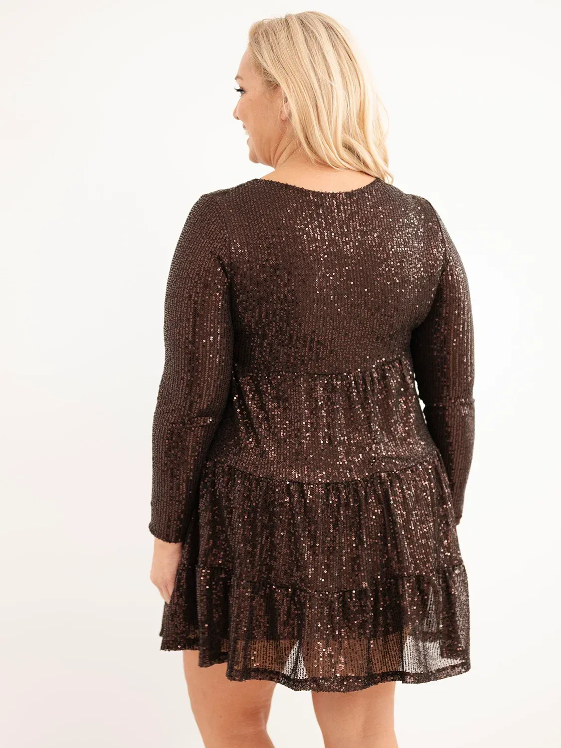 Sukienka damska Plus Size z dodatkiem wiskozy i cekinami brązowa - obrazek 3