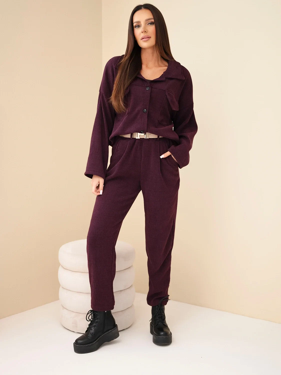 Mazii Fashion kobieta w bordowym komplecie z wysokimi botkami.