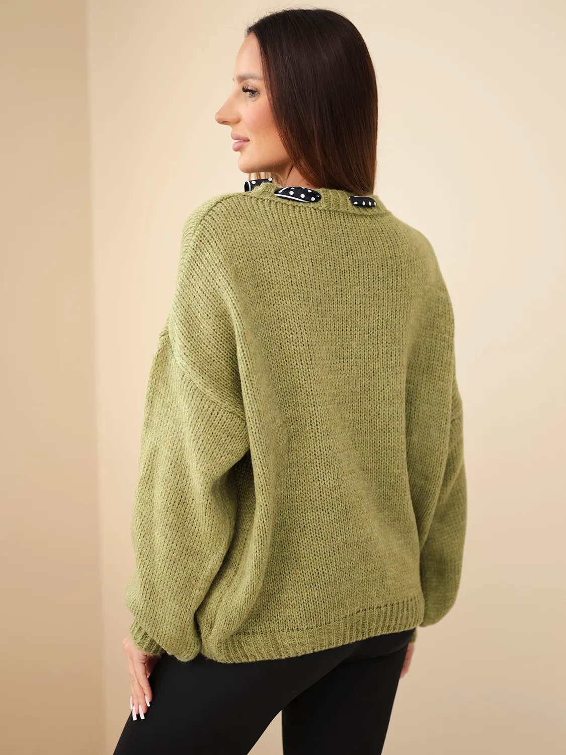 Zielony sweter oversize marki Mazii Fashion na modelce.