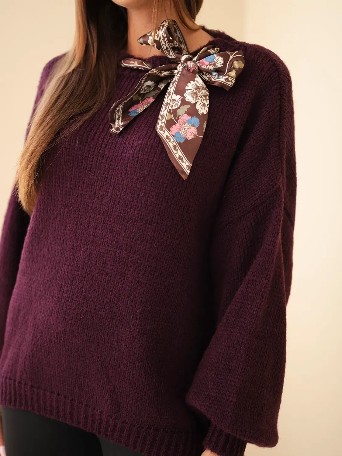 Mazii Fashion bordowy sweter z ozdobną kokardą i luźnym krojem.