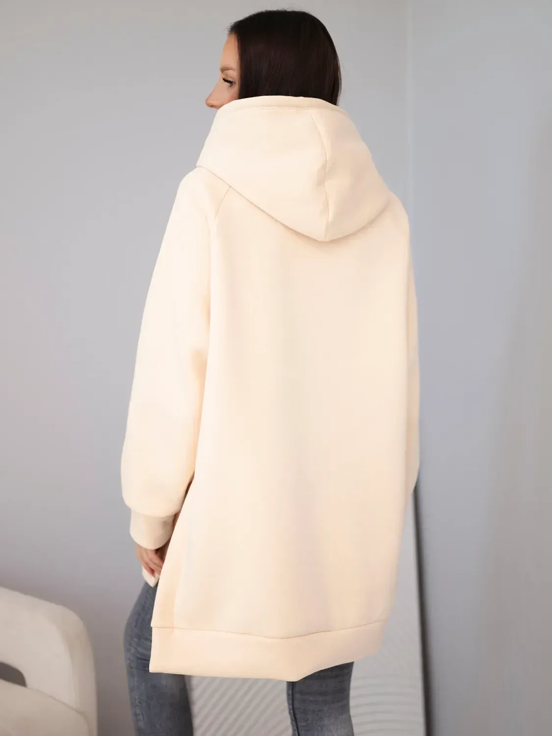 Kobieta w jasnym płaszczu z kapturem, styl Mazii Fashion.