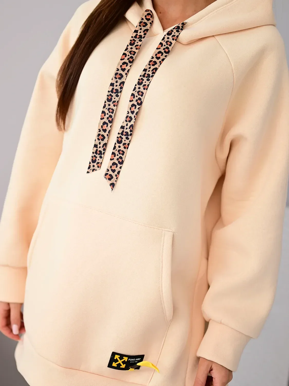 Moda Mazii Fashion: beżowa bluza z kapturem z lamówką w panterkę.