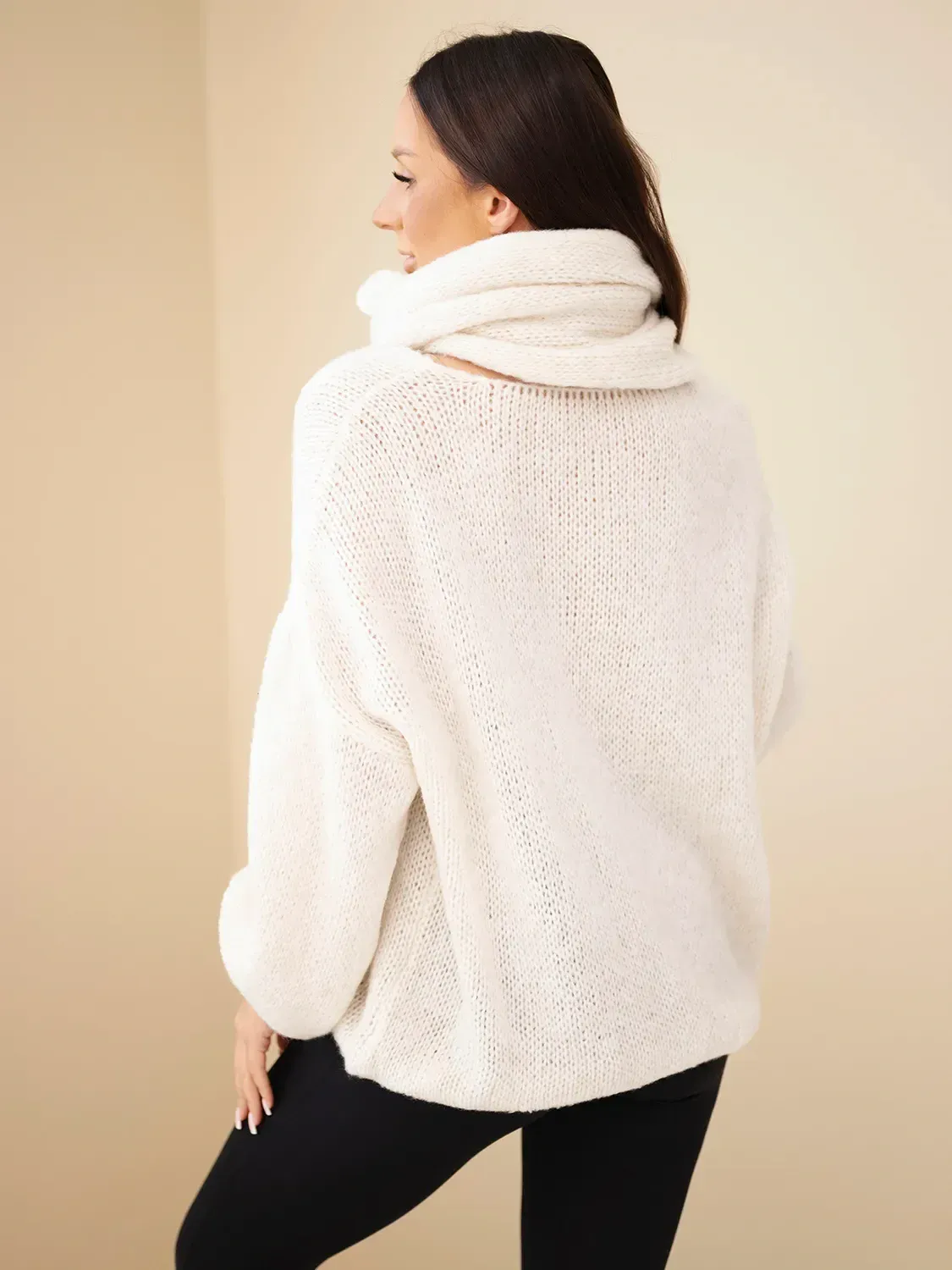 Mazii Fashion biała miękka wełniana sweterka z wysokim kołnierzem.