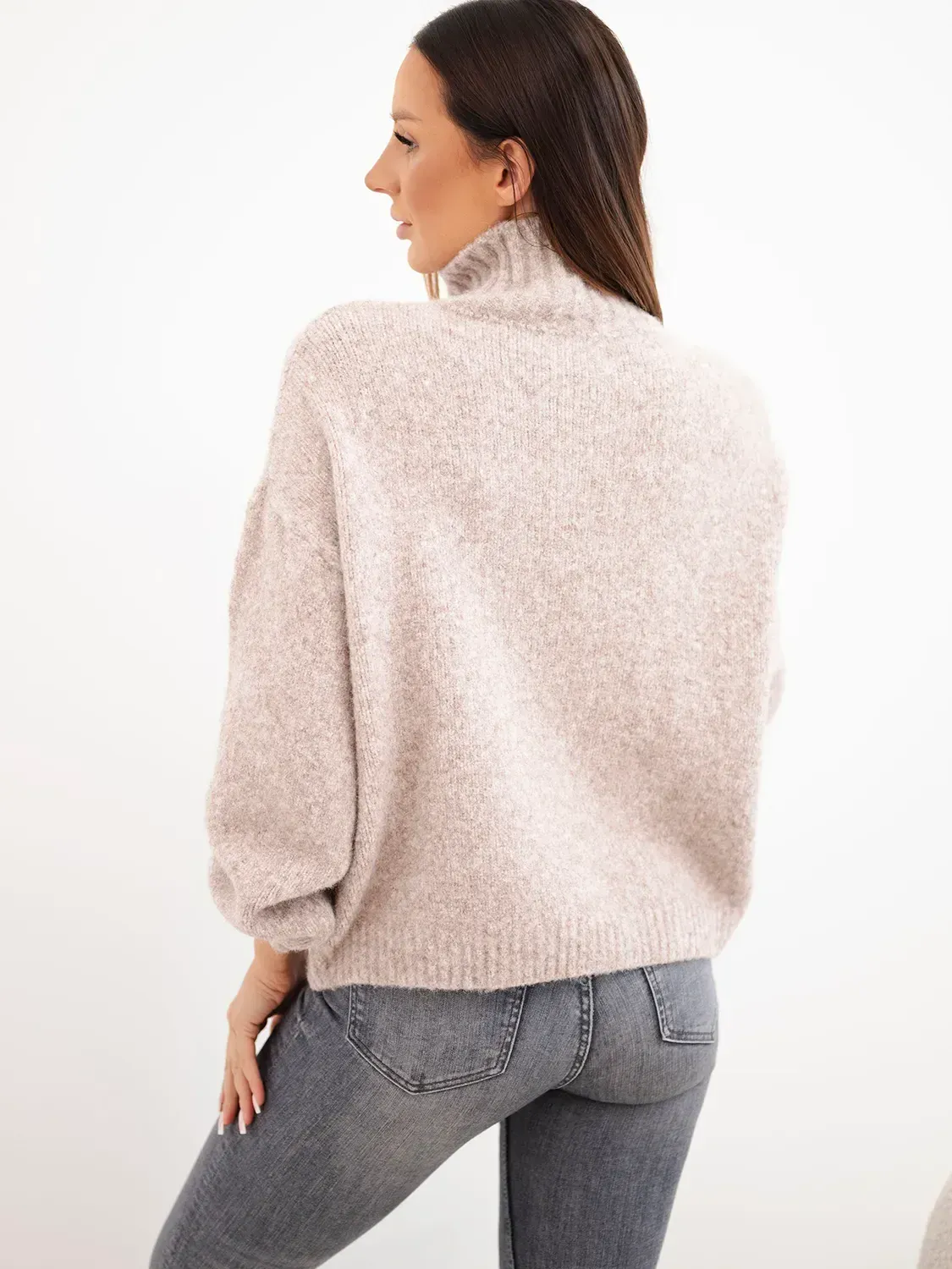 Beżowy futrzany sweter od Mazii Fashion, modelka z pleceniem w serek.