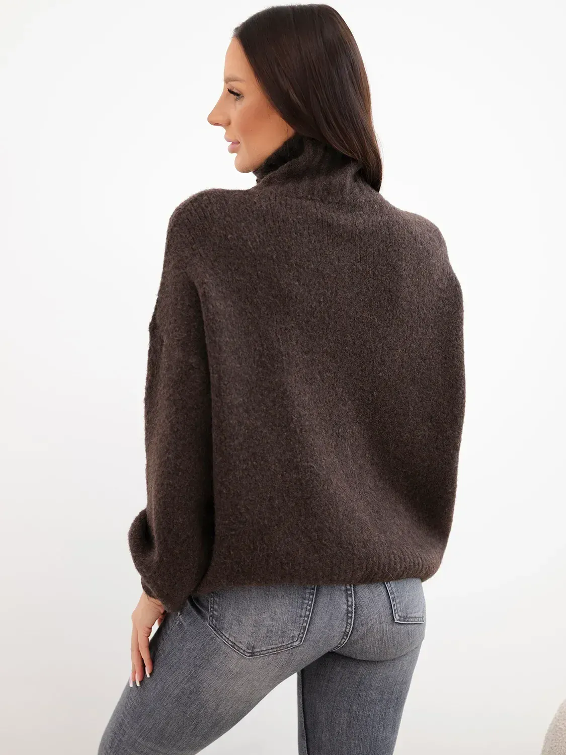 Mazii Fashion szary sweter o gęstym splocie, kobiet w ciemnym tle.