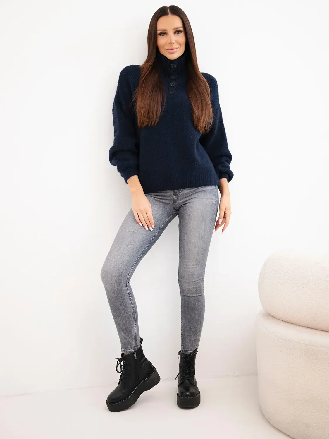 Mazii Fashion sweter granatowy z kołnierzykiem i długimi rękawami.
