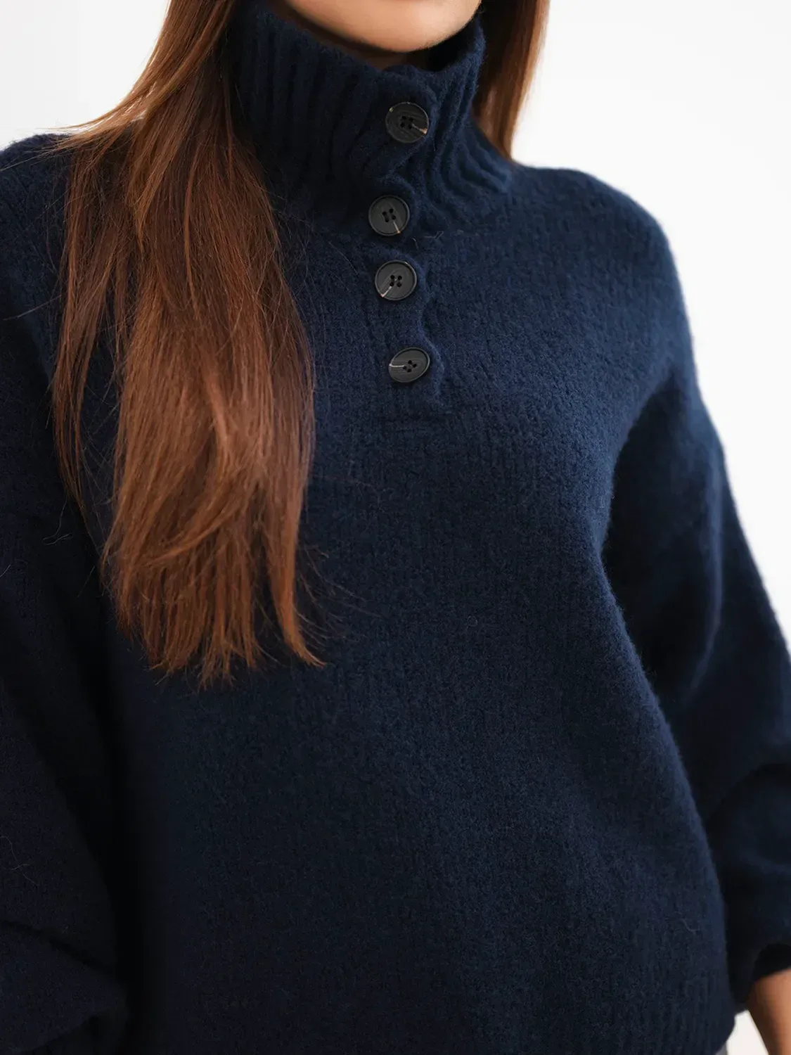 Moda Mazii Fashion sweter ciemny niebieski z kołnierzykiem i guziczkami.