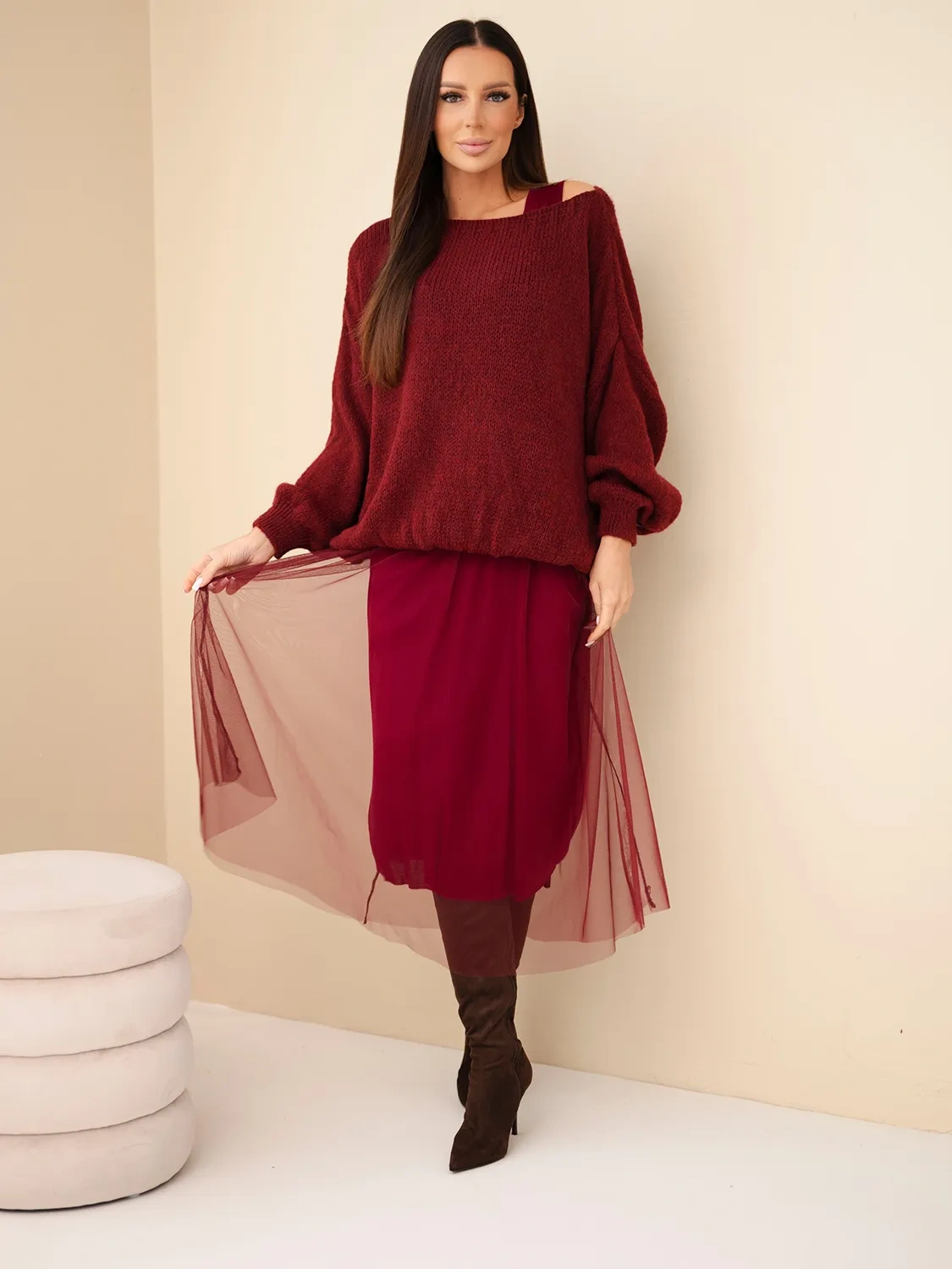 Kobieta w burgundowej swetrze i różowej spódnicy z tiulem, stylowy look Mazii Fashion.