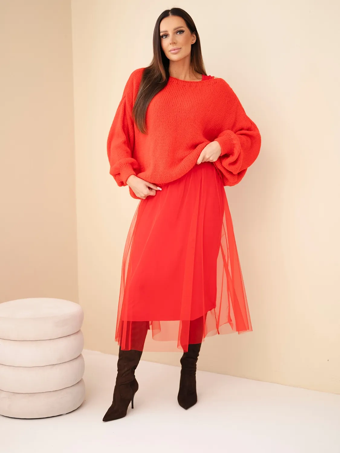 Mazii Fashion kobieta w czerwonym swetrze i tiulowej spódnicy, elegancki look.
