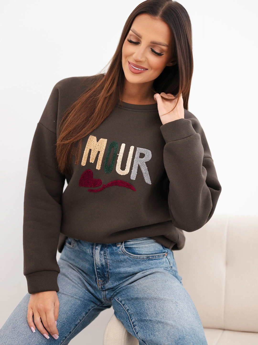 Bluza damska luźna z haftem Amour brązowa, styl casual.