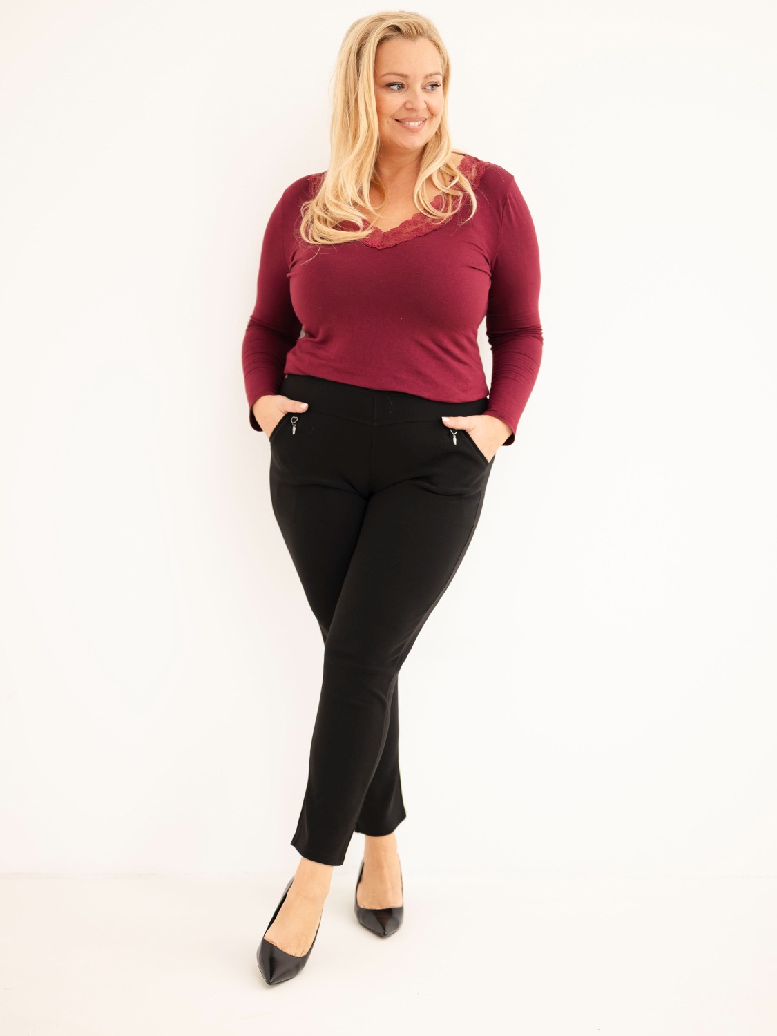 Spodnie damskie Plus Size z ozdobnymi serduszkami przy kieszeniach – czarne - obrazek 2