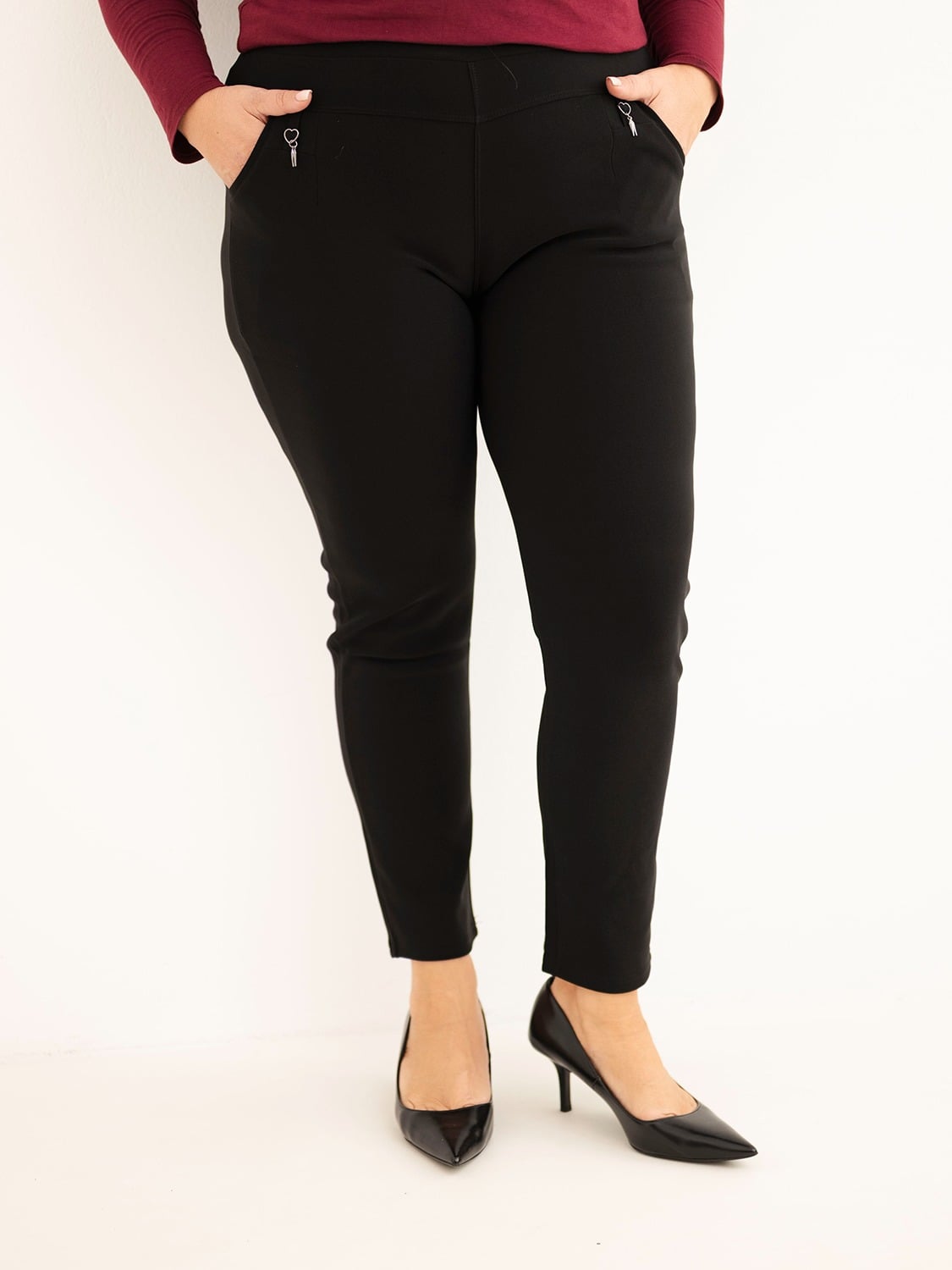 Spodnie damskie Plus Size z ozdobnymi serduszkami przy kieszeniach – czarne