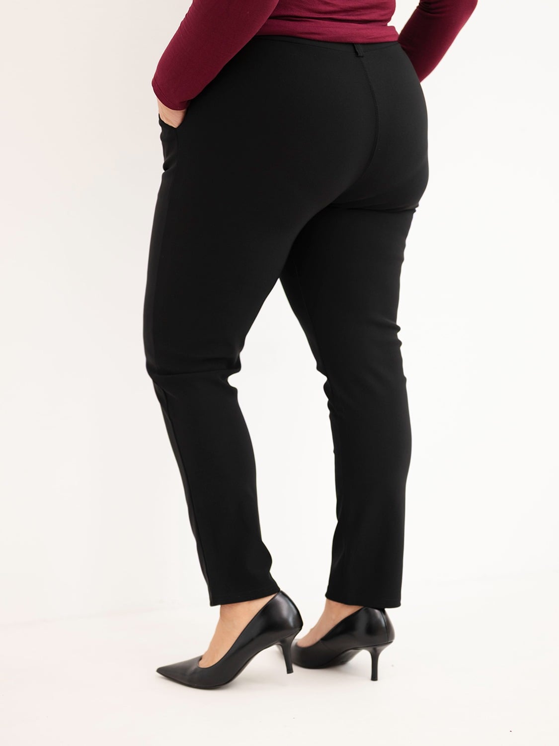 Spodnie damskie Plus Size z ozdobnymi serduszkami przy kieszeniach – czarne - obrazek 4